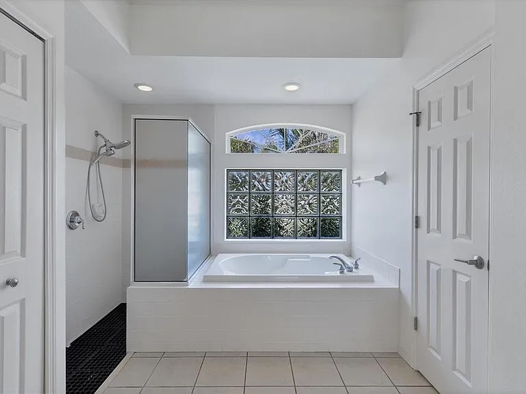 8501 Park Shore Ln — Photo 27