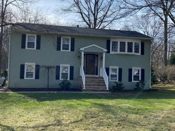 18 Fawnridge Dr, Washington Twp., NJ 07853