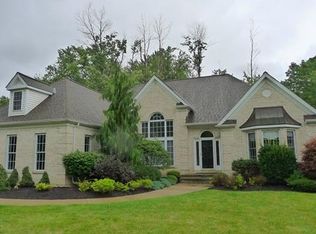 8135 Carrington Pl, Chagrin Falls, OH 44023