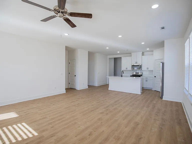 136 S Broyles Ave — Photo 6
