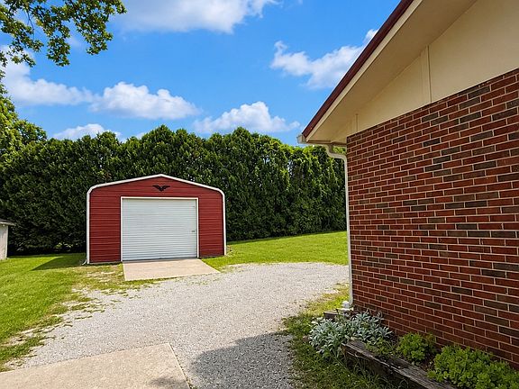 2nd image of 204 Lakeshore Dr