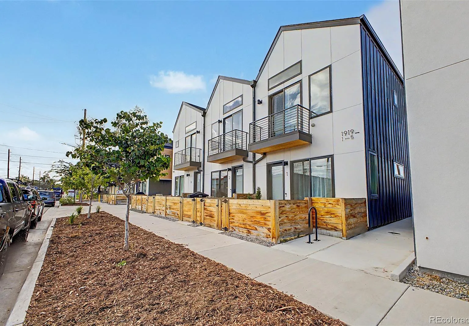 1921 W Elk Pl — Photo 2