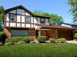 559 Queenswood Ln, Wheaton, IL 60189