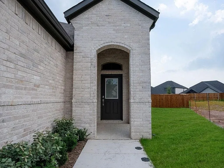 4802 Ellison Dr — Photo 2