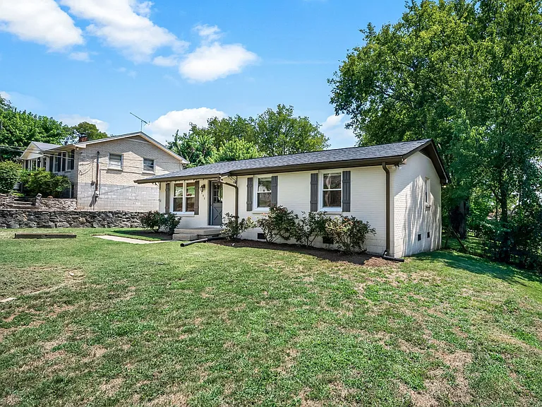 205 Cedar Dr — Photo 3
