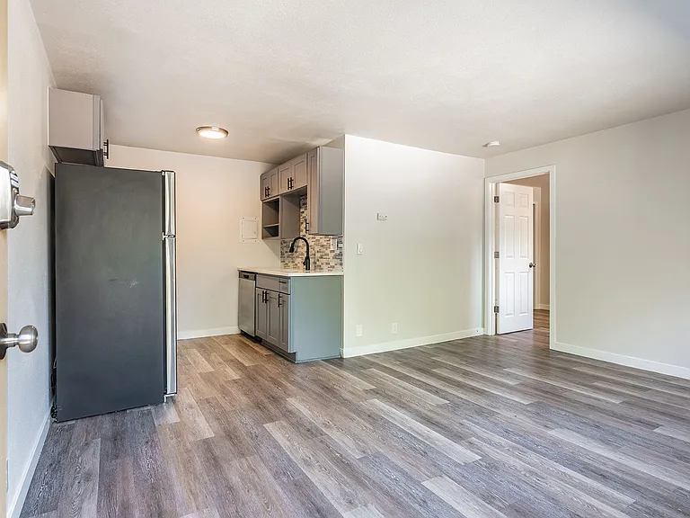Eleanor Apartments — Photo 15