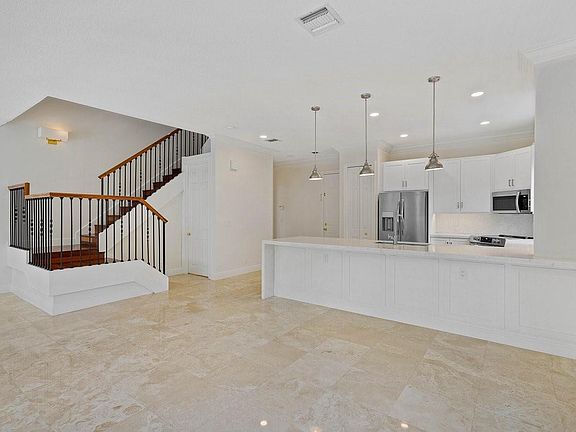 5th image of 304 NE 12th Avenue #304