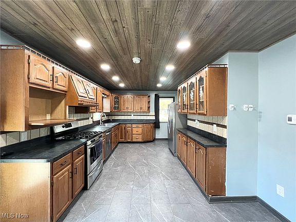 5th image of 121 Greeley St