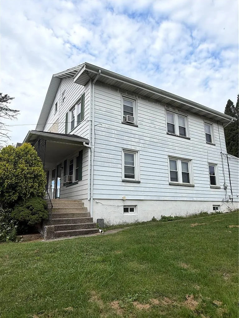3 bed, 1.0 bath, 1312 sqft, $2,300 — Photo 3