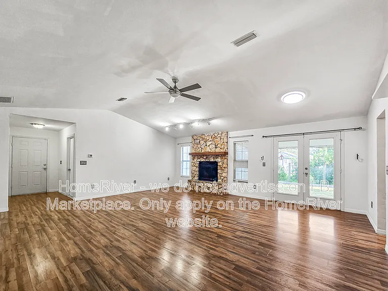 4325 NE 3rd Ct — Photo 4