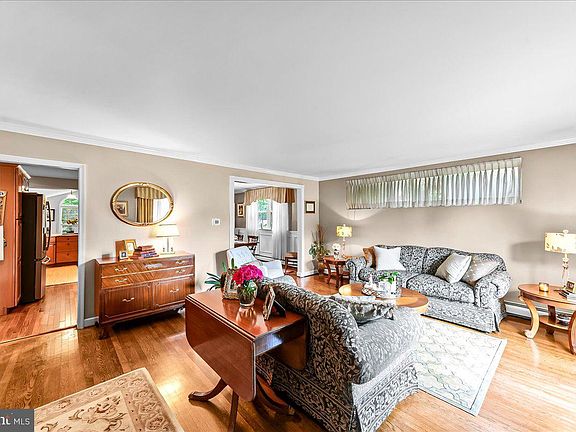 3rd image of 16 Grove Ln