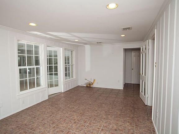 3rd image of 201 W Lloyd St