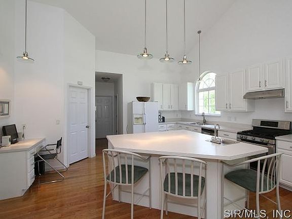 Island with vegetable sink