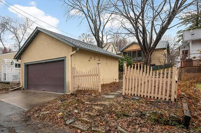185 Exeter Pl — Photo 2