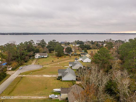 3rd image of 126 Joans Haven Dr