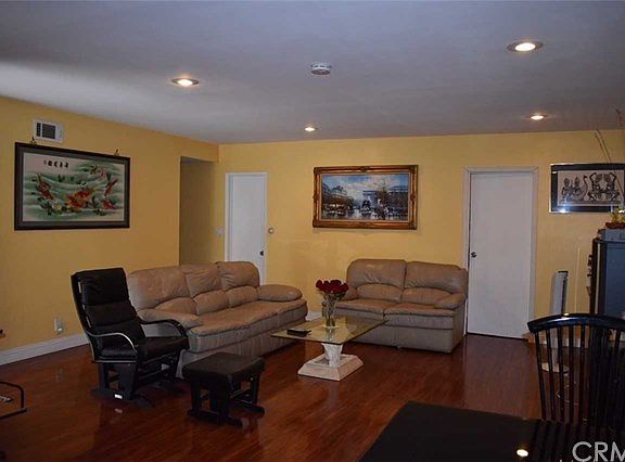 3rd image of 845 E McFadden Ave