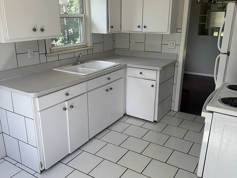 21610 Sussex Ave — Photo 9