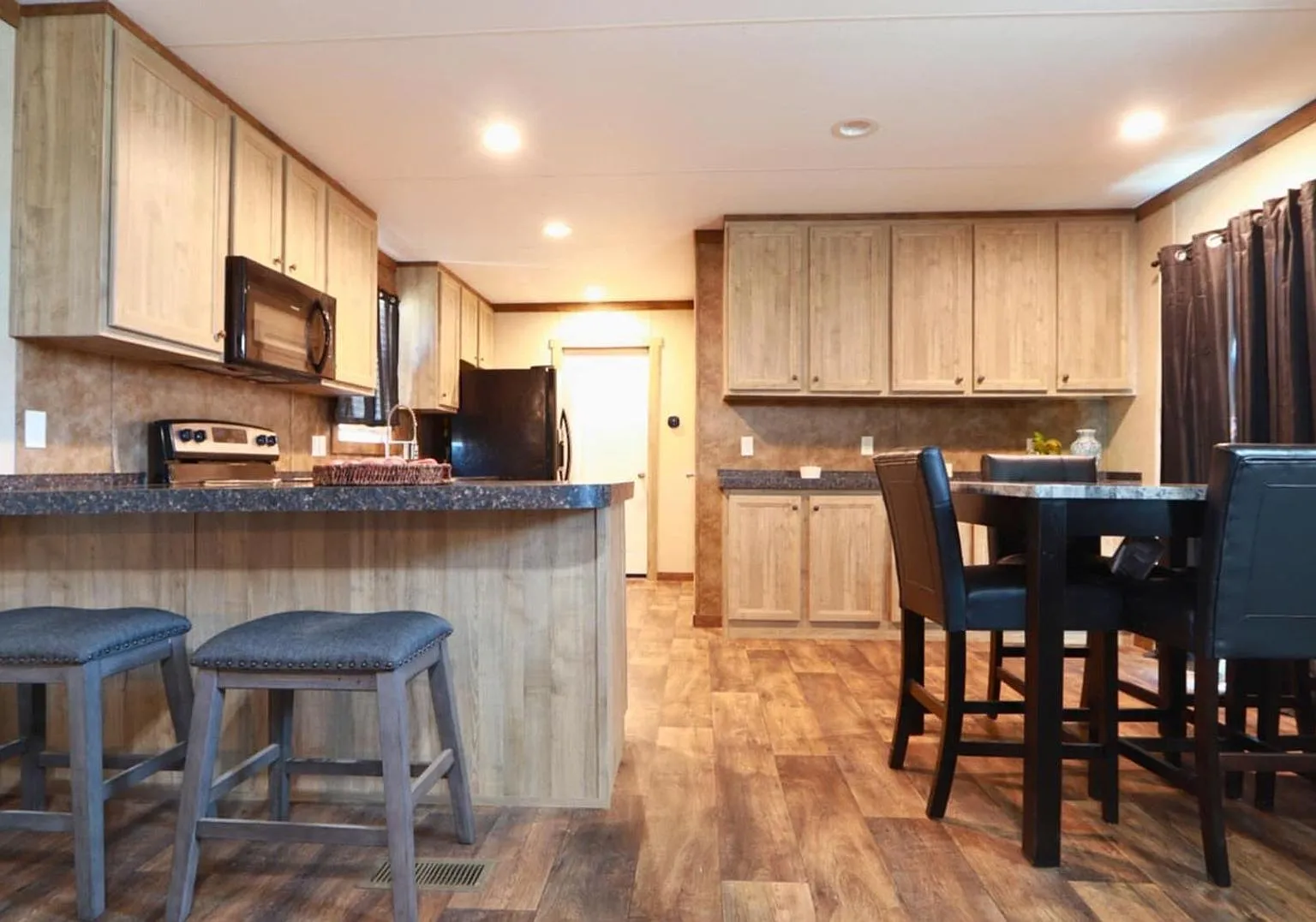 Beautiful Wolfforth Home — Photo 2