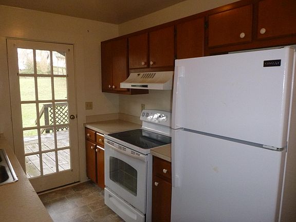 5th image of 413 Logan St