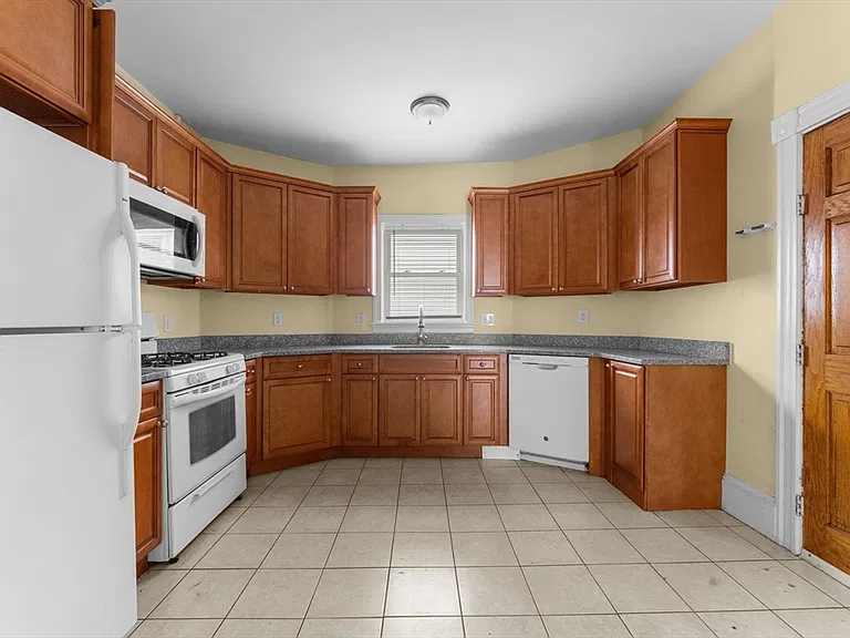 571 Washington St #2 — Photo 2