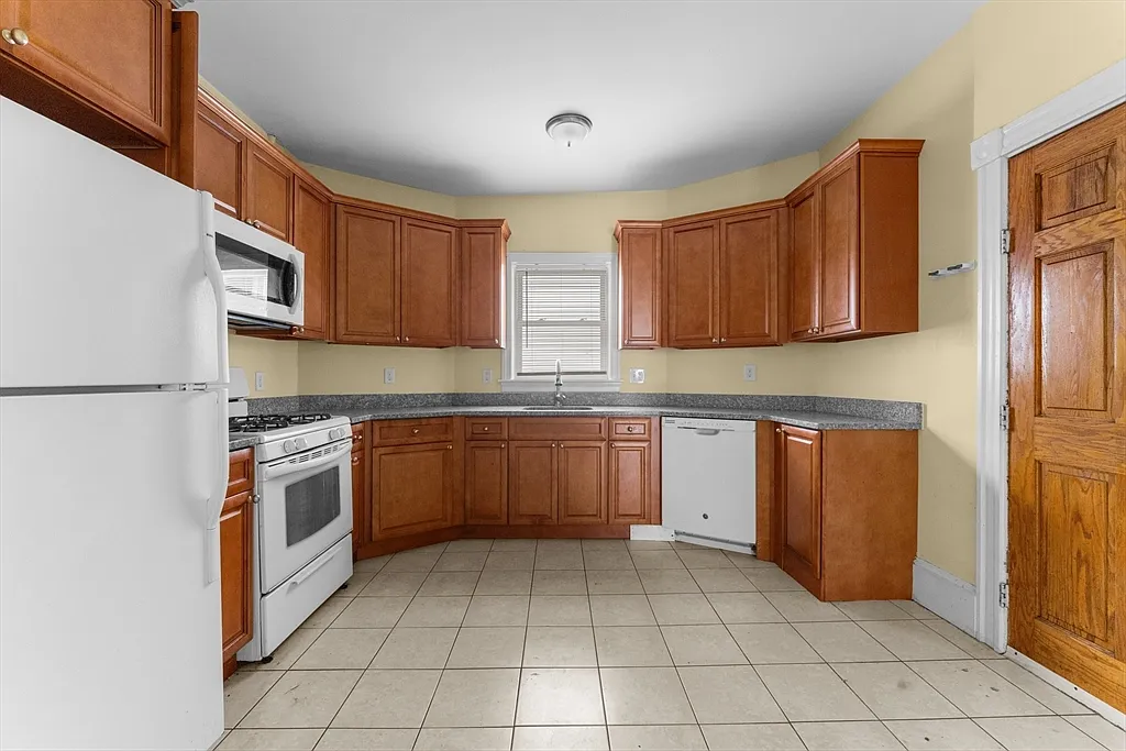 Building Photo - 571 Washington St #2