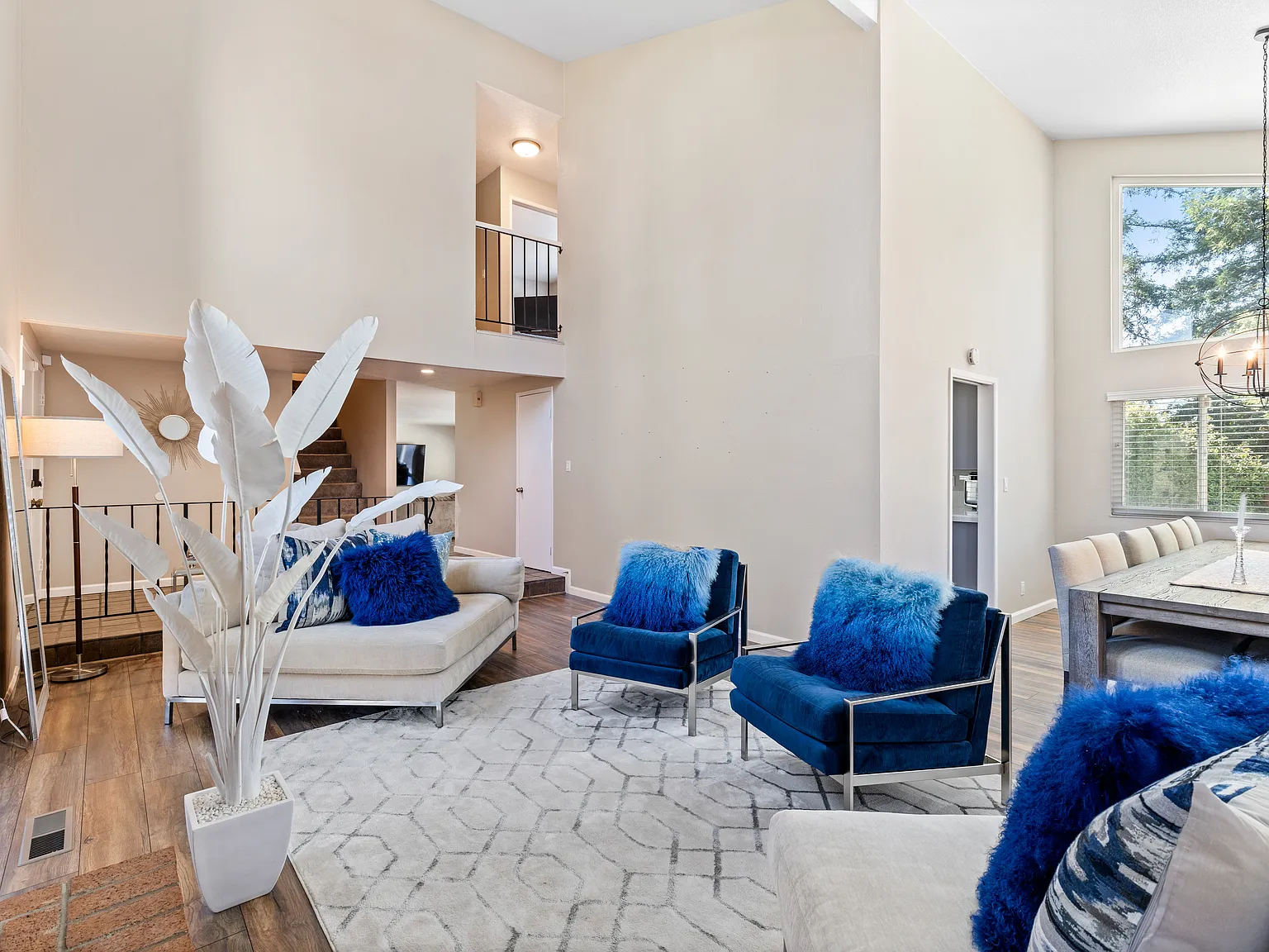 5 bed, 2562 sqft, $8,800 — Photo 4