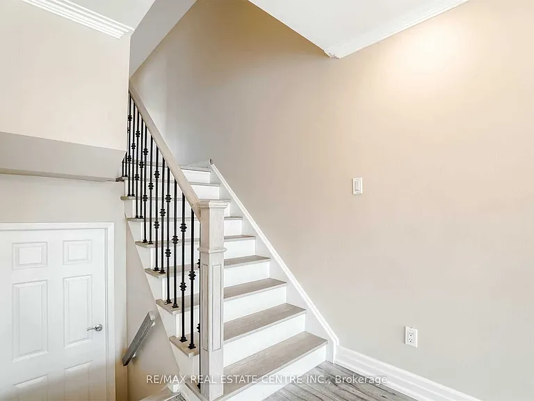 3385 Ellengale Dr #UPPER — Photo 13