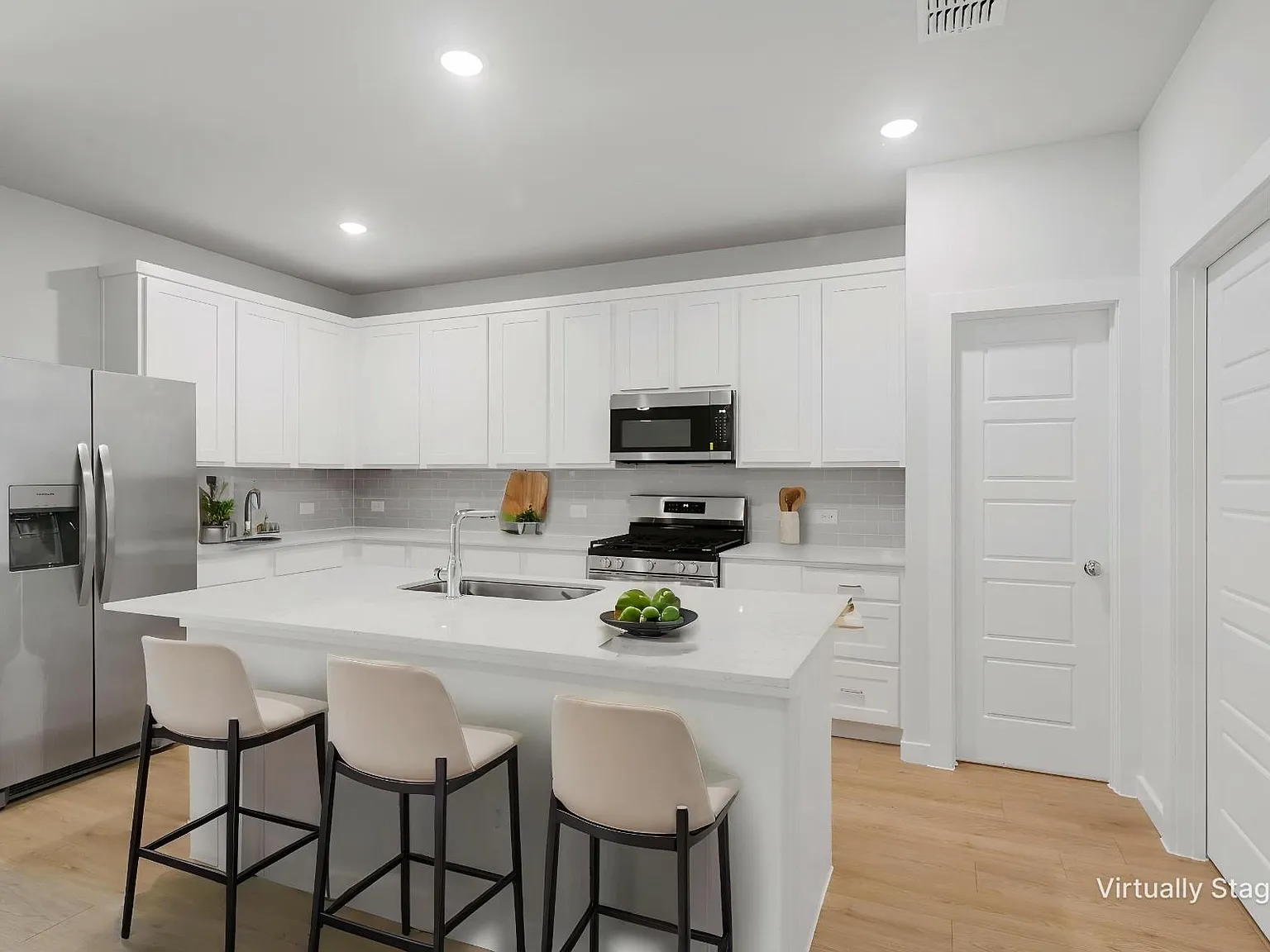 4 bed, 2111 sqft, $2,200 — Photo 2