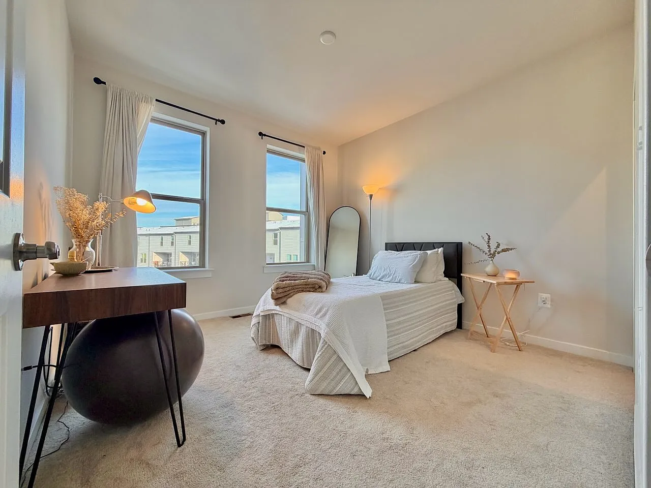 1 bed, 1.5 bath, 133 sqft, $1,100 — Photo 1