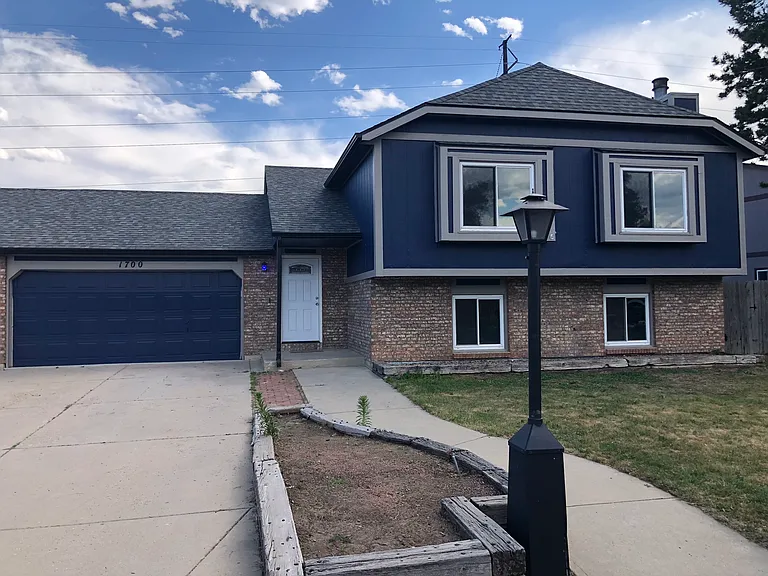 1700 Gifford Dr — Photo 2