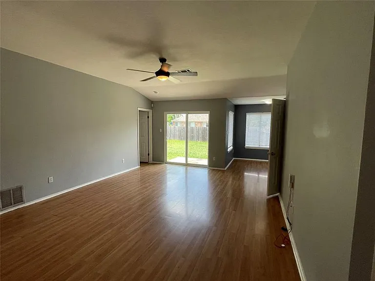 2501 Willow Way — Photo 6