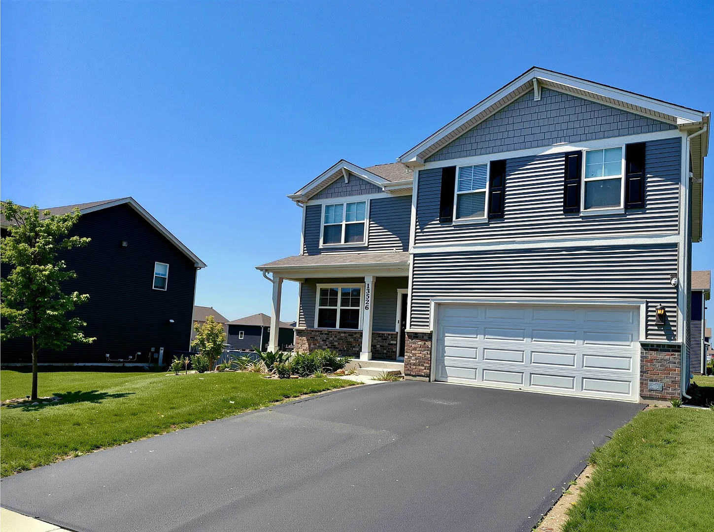 4 bed, 2.5 bath, 2600 sqft, $3,800 — Photo 2