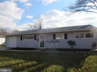 148 Indian Creek Dr, Levittown, PA 19057