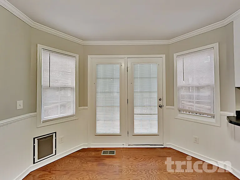 229 Montclaire Cir — Photo 7
