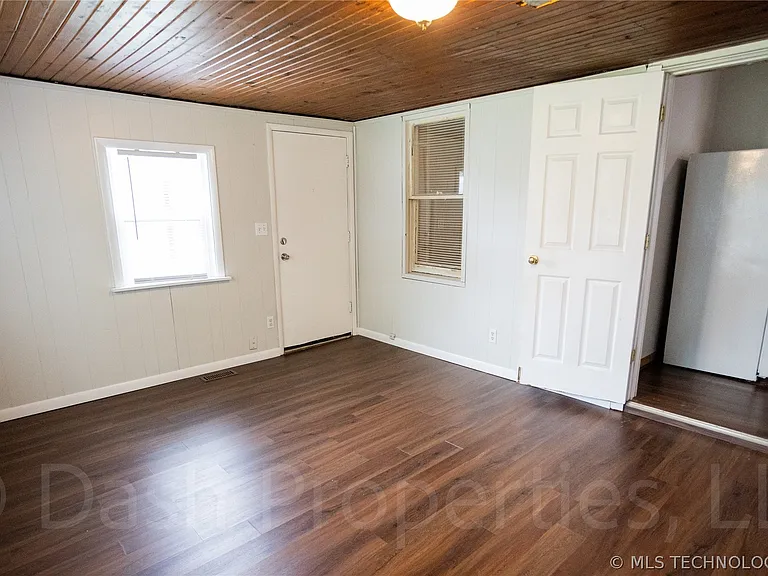 1119 S Florence Ave — Photo 24