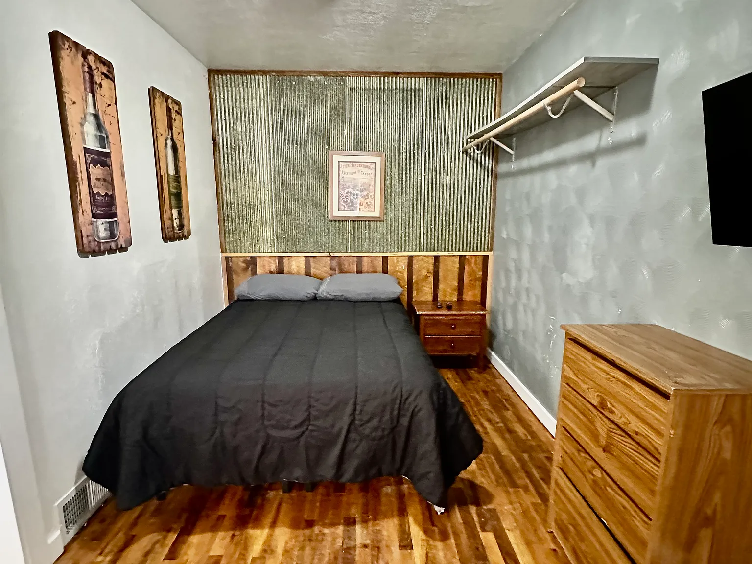 210 E North St — Photo 1