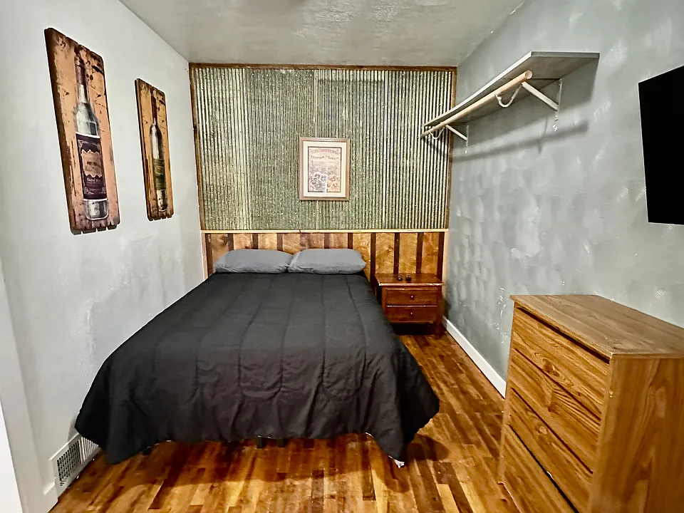 210 E North St #5