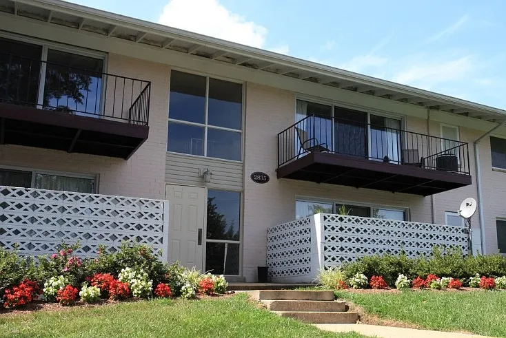 Round Hill Apartments of Chevy Chase — Photo 24