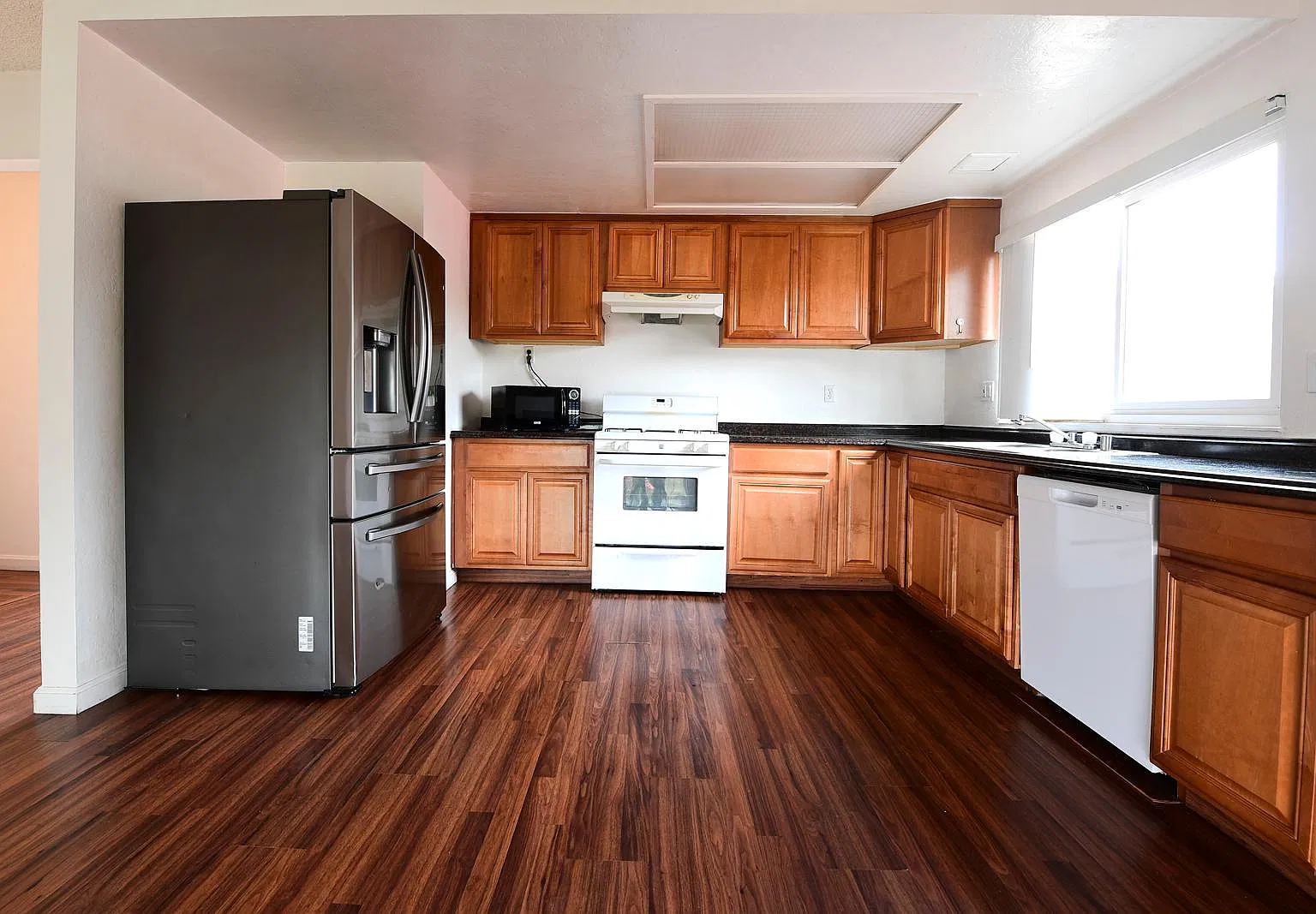 3 bed, 1300 sqft, $4,040 — Photo 4