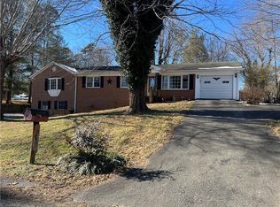 201 Circle View Rd, Mount Airy, NC 27030