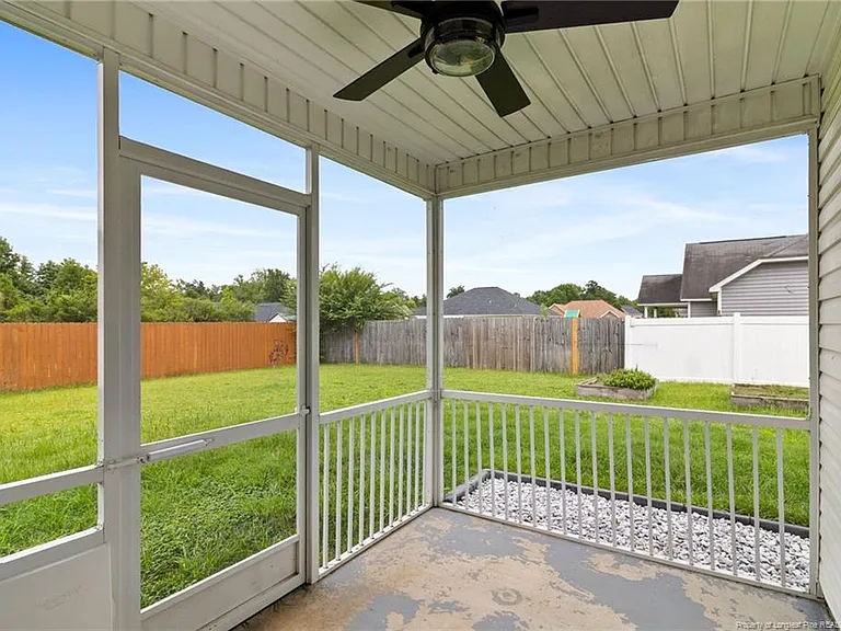 118 Newport Ct — Photo 32