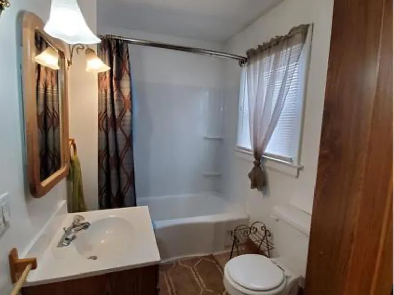 1213 1/2 Grosscup Ave — Photo 2