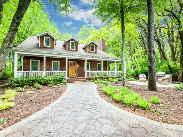 16646 Lakeshore Rd, Union Pier, MI 49129