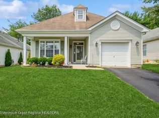 8 Gardenways Ct, Lakewood, NJ
