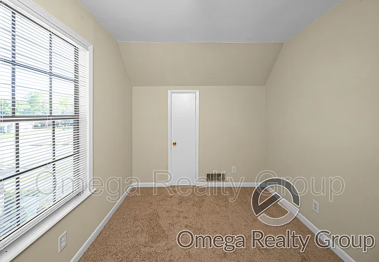 5827 Darien Dr — Photo 35
