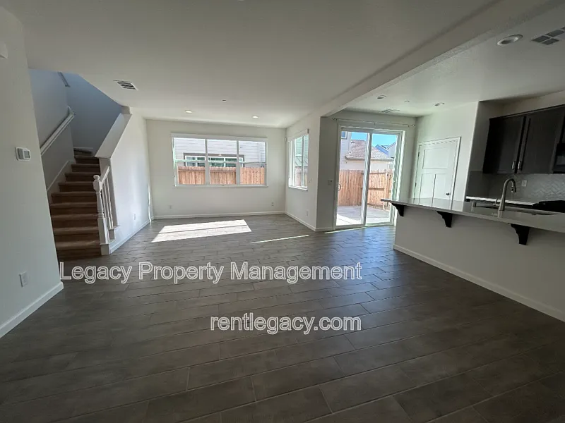 4 bed, 3.0 bath, 2164 sqft, $3,099 — Photo 2