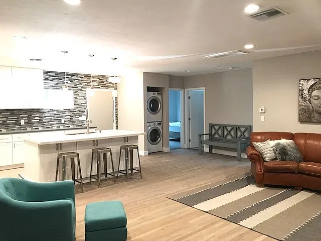 Pre-Lease August 2027 - Luxury Student Housing ,Close To U Of A! Newly Renovated — Photo 3