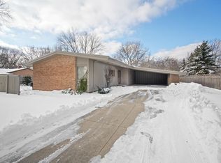 8715 N Regent Rd, Fox Pt, WI 53217