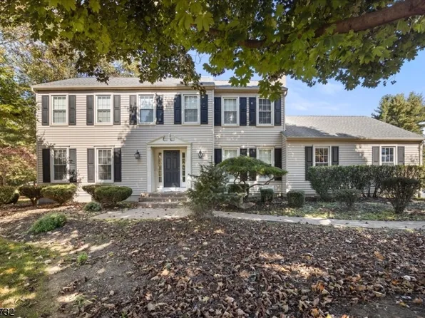 8 Harvest Ct, Clinton Twp., NJ 08809