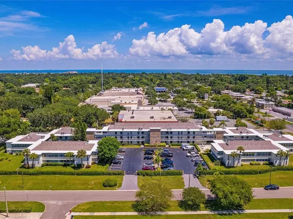 6100 12th St S APT 221, Saint Petersburg, FL 33705